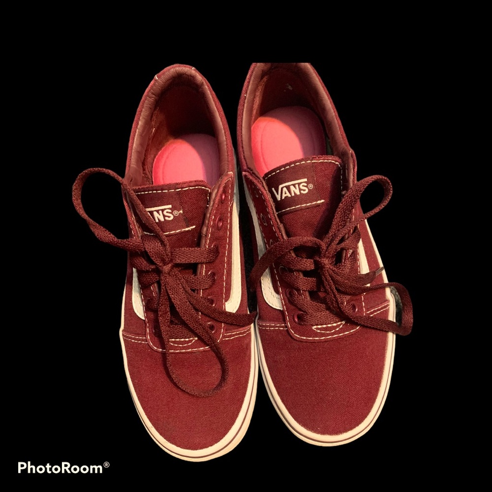 Low top maroon/burgundy vans